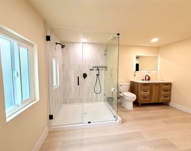 2245 Pine Avenue - Photo Thumbnail 18