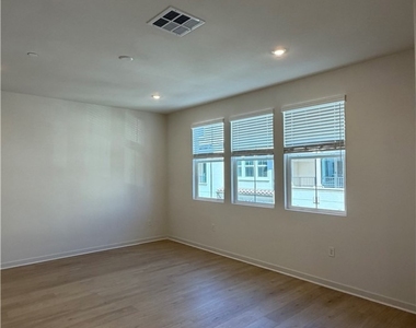 546 Gregory Way - Photo Thumbnail 17