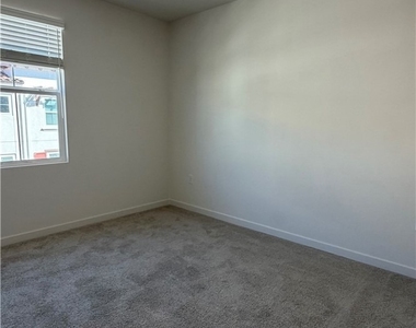 546 Gregory Way - Photo Thumbnail 25