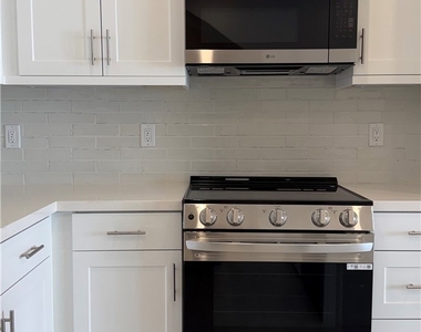 546 Gregory Way - Photo Thumbnail 7