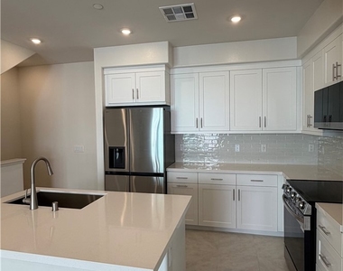 546 Gregory Way - Photo Thumbnail 9