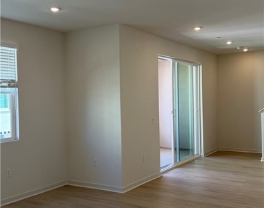 546 Gregory Way - Photo Thumbnail 15