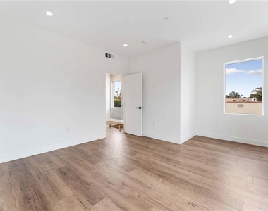 4557 W 18th Street - Photo Thumbnail 15
