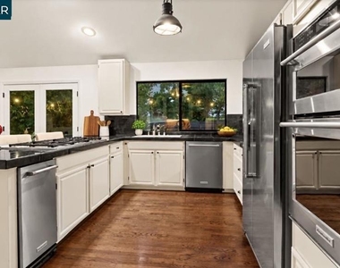 306 Live Oak Dr - Photo Thumbnail 15