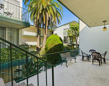 1353 S Carmelina Avenue - Photo Thumbnail 20