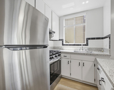 1353 S Carmelina Avenue - Photo Thumbnail 10