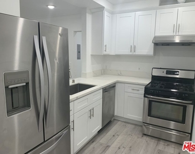 212 S Lasky Drive - Photo Thumbnail 4