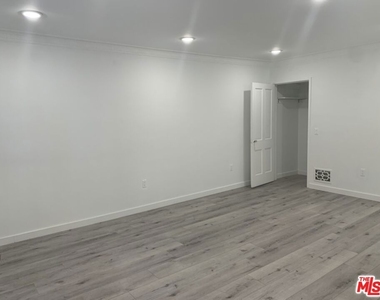 212 S Lasky Drive - Photo Thumbnail 2
