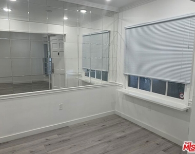 212 S Lasky Drive - Photo Thumbnail 6