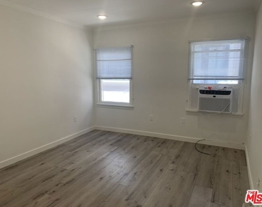 212 S Lasky Drive - Photo Thumbnail 7