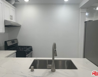 212 S Lasky Drive - Photo Thumbnail 5