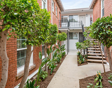 144 N Swall Drive - Photo Thumbnail 10