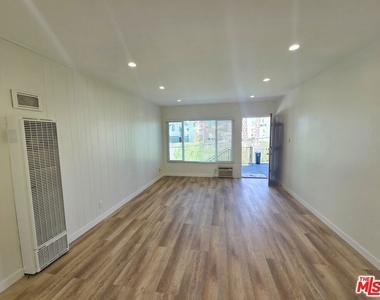 1419 Stanford St - Photo Thumbnail 4