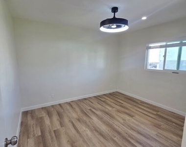 1419 Stanford St - Photo Thumbnail 7