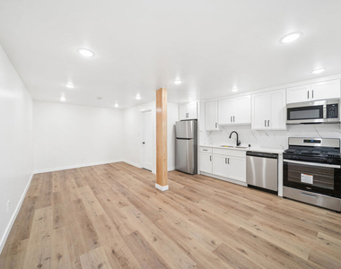 1027 N Gardner Street - Photo Thumbnail 6