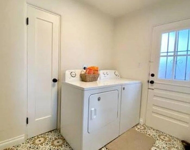 1020 Law St - Photo Thumbnail 9