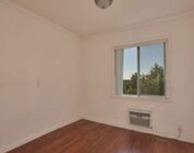 1540 N Fuller Avenue - Photo Thumbnail 15