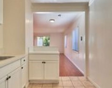 1540 N Fuller Avenue - Photo Thumbnail 10