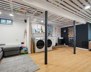 331 Stanley Avenue - Photo Thumbnail 12
