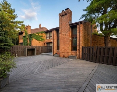 449 Willowbrook Drive - Photo Thumbnail 5