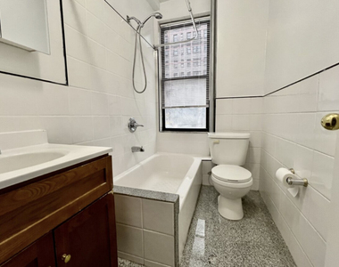 155 E 52nd Street - Photo Thumbnail 2
