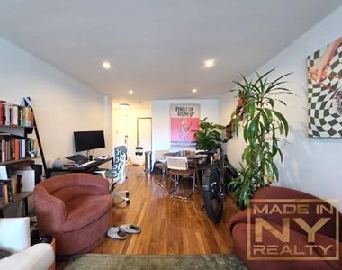 320 W 30th Street - Photo Thumbnail 3