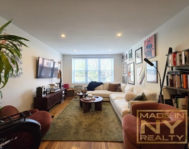 320 W 30th Street - Photo Thumbnail 2