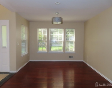 107 Amy Drive - Photo Thumbnail 3