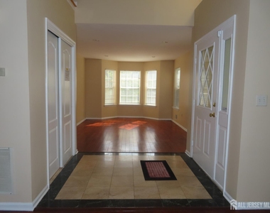 107 Amy Drive - Photo Thumbnail 4