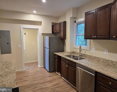 214 N East Lane - Photo Thumbnail 7