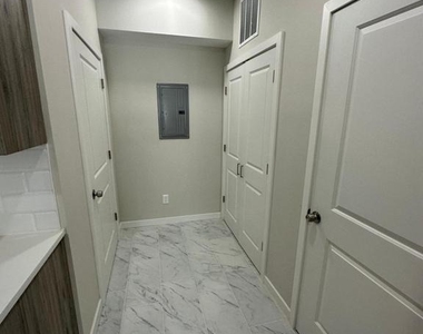 3319 N 17th Street - Photo Thumbnail 8