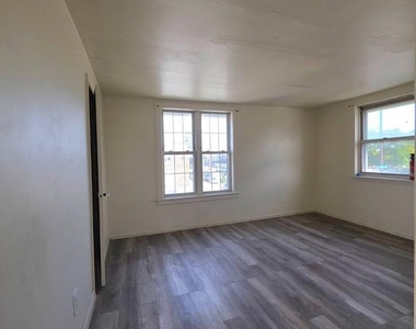 648 E Carver Street - Photo Thumbnail 4