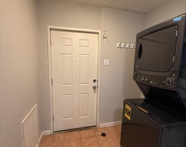 3300 N Hancock Street - Photo Thumbnail 5