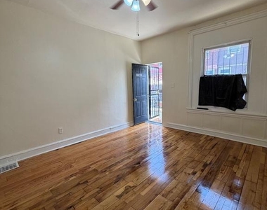 1747 N Dover Street - Photo Thumbnail 3