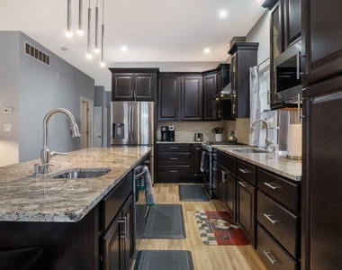 321 E Jefferson Street - Photo Thumbnail 4