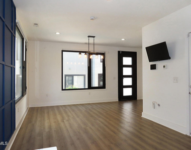 1112 Nova Street - Photo Thumbnail 3