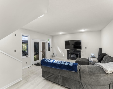 830 Lake Forest Drive - Photo Thumbnail 9