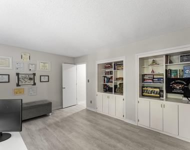 830 Lake Forest Drive - Photo Thumbnail 12