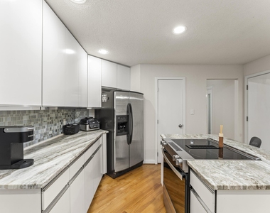 830 Lake Forest Drive - Photo Thumbnail 5