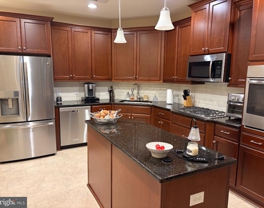 6106 Meridian Boulevard - Photo Thumbnail 3