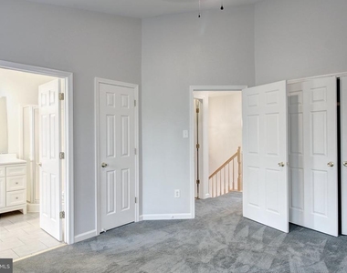 1121 Lindsay Lane - Photo Thumbnail 11