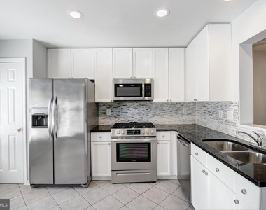 1121 Lindsay Lane - Photo Thumbnail 4