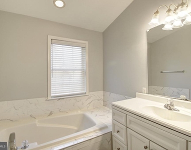1121 Lindsay Lane - Photo Thumbnail 16