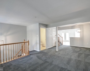1121 Lindsay Lane - Photo Thumbnail 8