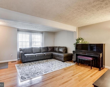 815 Curry Ford Lane - Photo Thumbnail 3