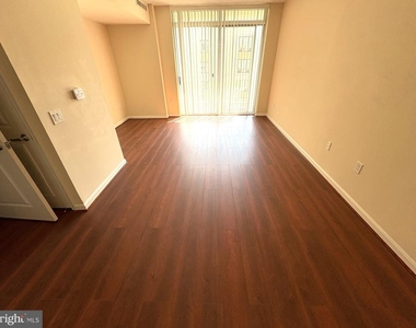 930 Wayne Avenue - Photo Thumbnail 3