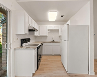 1015 E Yager Ln - Photo Thumbnail 7