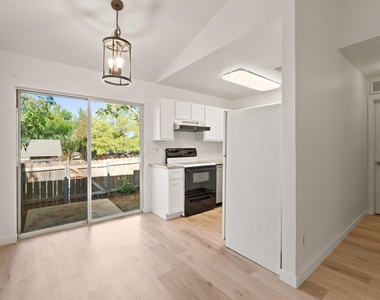 1015 E Yager Ln - Photo Thumbnail 6
