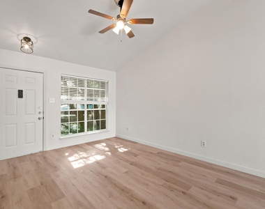 1015 E Yager Ln - Photo Thumbnail 4