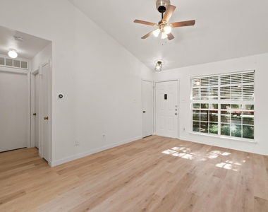 1015 E Yager Ln - Photo Thumbnail 5